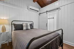 Farmhouse Style Getaway Cottage - Image 4