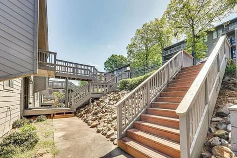 Why book a home on Lake Hamilton?