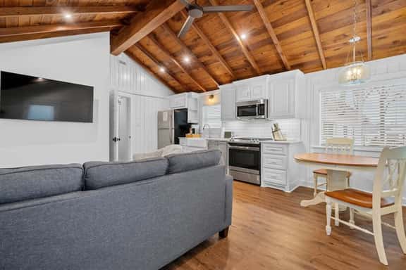 Farmhouse Style Getaway Cottage - Image 1