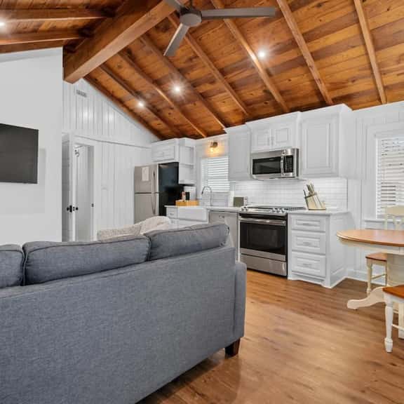 Farmhouse Style Getaway Cottage - Image 1