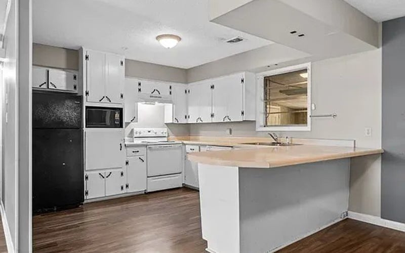 Kitchen with peninsula and hardwood floors