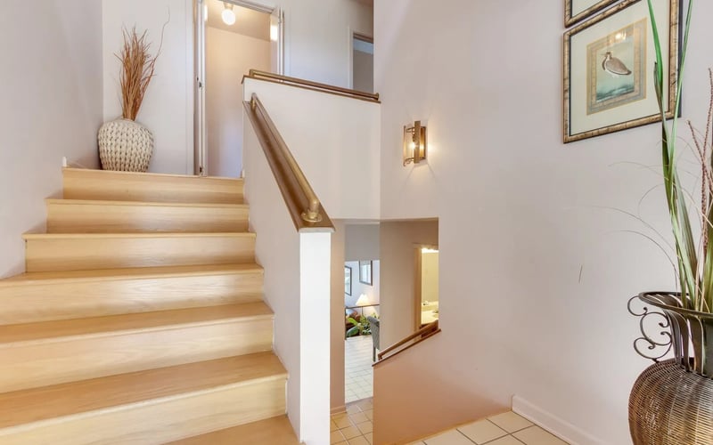 Entry staircase with vaulted ceiling