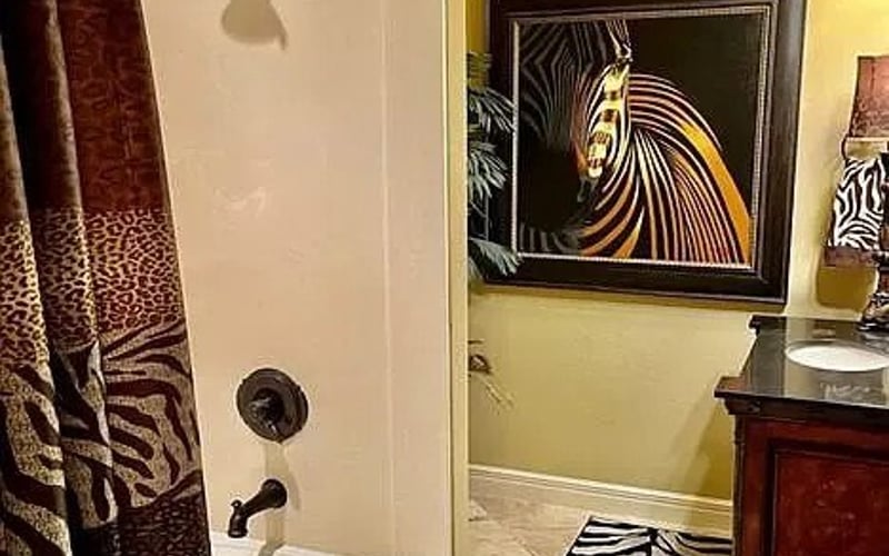 Second bathroom with zebra art and tub/shower