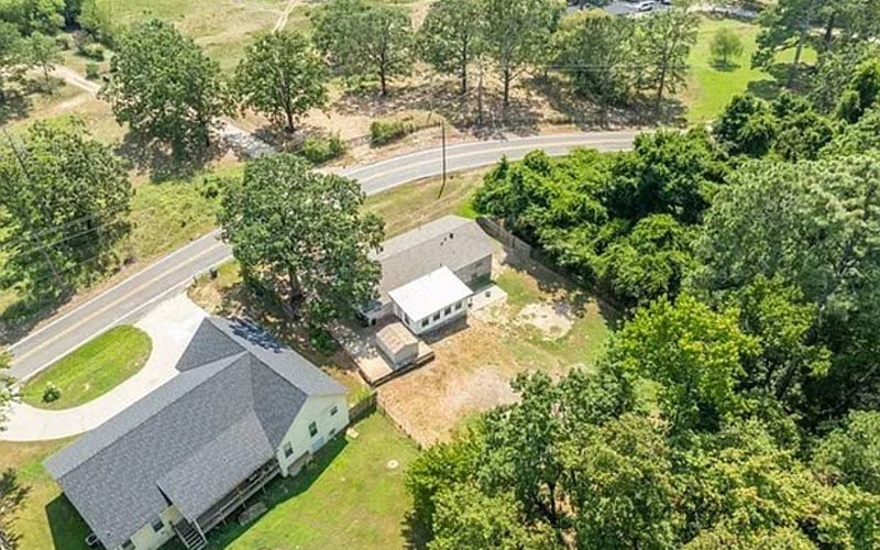 Aerial view of property and surrounding neighborhood