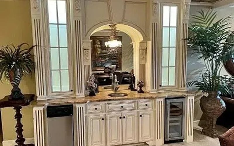 Wet bar and butler's pantry